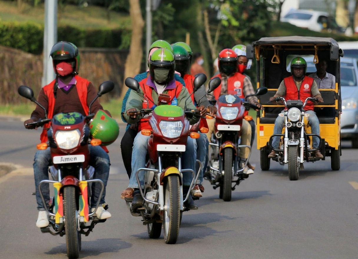 Moto-taxi Alhadyn — pilote en course à Abidjan